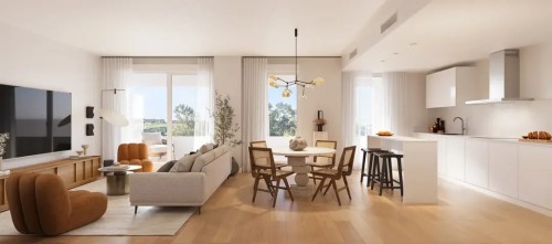 Salón-comedor diáfano de una vivienda Insur Iris en Dos Hermanas. Decoración minimalista en tonos neutros, suelos de madera y gran entrada de luz natural que potencia la sensación de amplitud y calidez del hogar.
